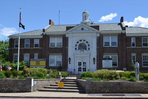 The Town of North Hempstead Town Hall (Photo by Alex Nuñez)