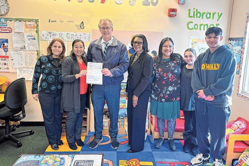 GuidanceCenterGrant_31324_A Lauren McGowan, Kathy Rivera, Robert Brull, Dr. Nellie Taylor-Walthrust, Monica Dolley, and volunteers Ashley Gentiluomo & Alex Breslin
(Photo by North Shore Child and Family
Guidance Center)