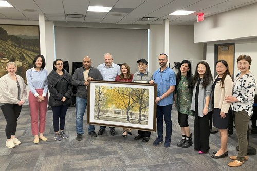 Professor Yuan presents his painting to the library staff (Contributed photo)