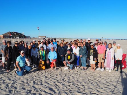 Congregation Beth Tikvah welcomes Shabbat on the beach. (Photo courtesy of Leonard Cohen)