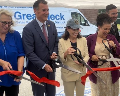 From the left: Great Neck Water Pollution Control District Commissioner Patty Katz, Rep. Tom Suozzi (D–Glen Cove), Gov. Kathy Hochul and Assemblywoman Gina Sillitti (D–Port Washington) cut the ribbon for the district's new state-funded facilities. (Photo by Cameryn Oakes)