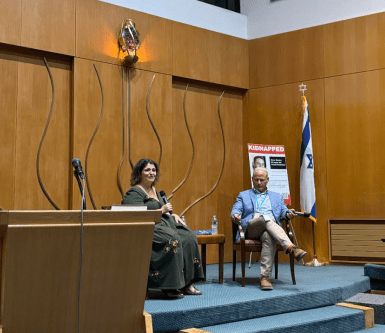 Author Talk Author Samantha Vinokor-Meinrath presented at Temple Beth Sholom in Roslyn (Photo credit Erica Schwartz)