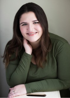 Vinokor-and-Book Samantha Vinokor-Meinrath will speak on antisemitism at Temple Beth Sholom on August 15 at
7:30 PM. (Photo courtesy of Temple Beth Sholom)